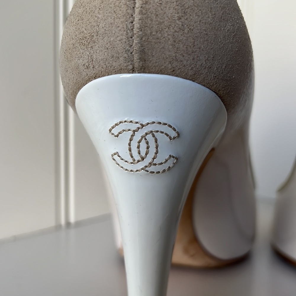 CHANEL White Suede Ombre Pumps Size 38.5 - Picture 6 of 15